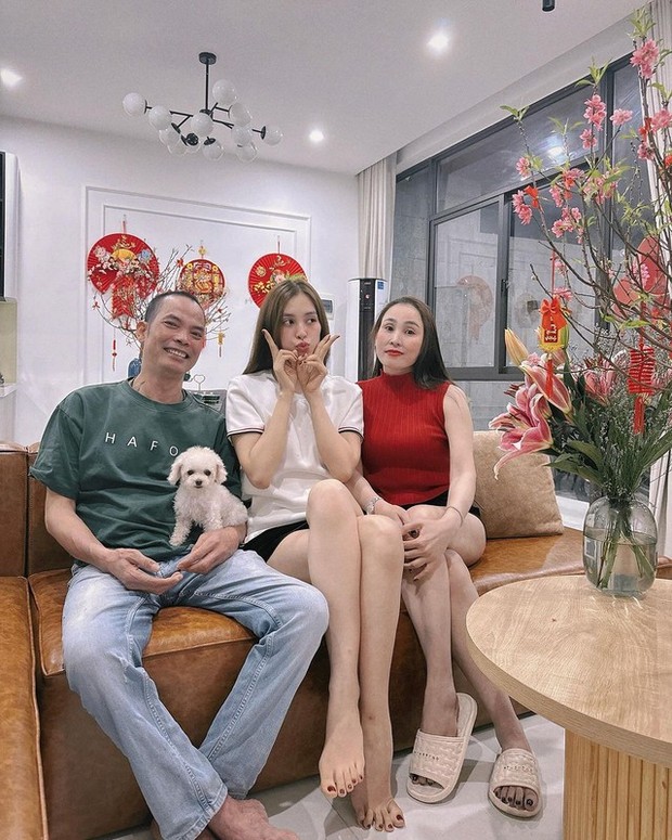 Hai nàng Hậu tậu nhà tuổi 23: Tiểu Vy báo hiếu bố mẹ bằng biệt thự, Lona Kiều Loan mua đứt duplex hạng sang - Ảnh 3.