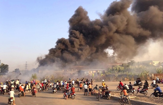 Cháy lớn ở Biên Hòa, cột khói cao cả trăm mét - Ảnh 2.