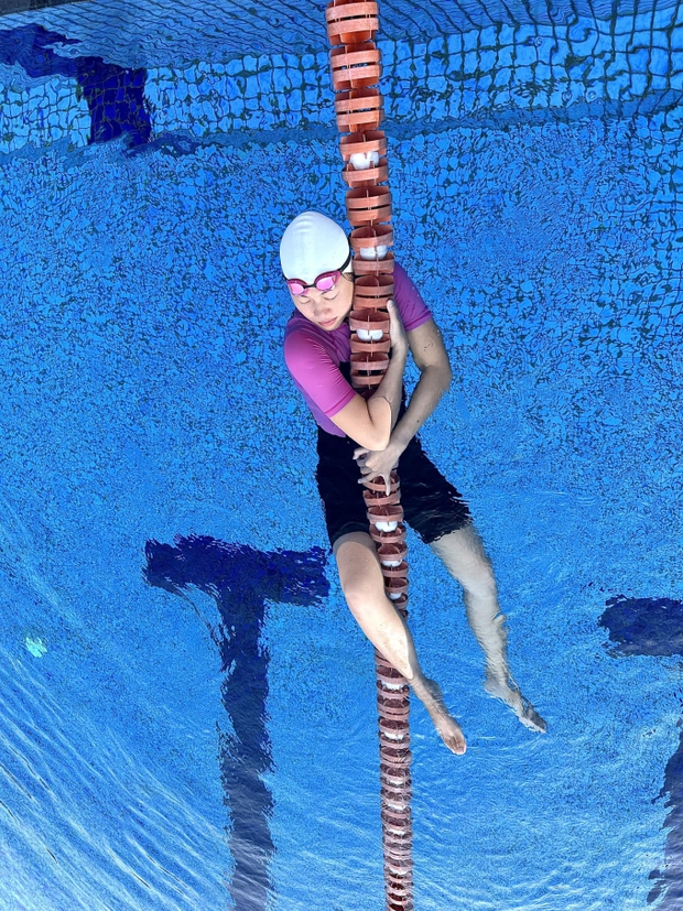 Ánh Viên tận hưởng không gian dưới nước