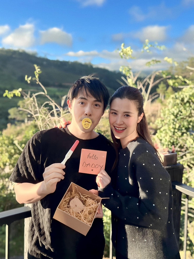 Nữ ca sĩ mang bầu 4 tháng vẫn diễn cực sung tại Mỹ, lập tức phải trấn an khán giả bằng hành động này! - Ảnh 2.