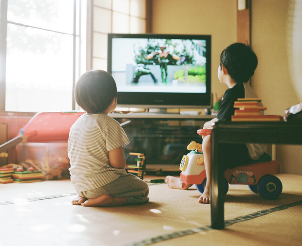 Trẻ xem tivi có tư duy và năng lực khác biệt như thế nào? Câu trả lời khiến cha mẹ sững sờ - Ảnh 2.