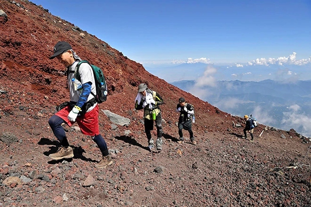 Thêm một địa phương ở Nhật Bản thắt chặt hoạt động leo núi Phú Sĩ - Ảnh 2.