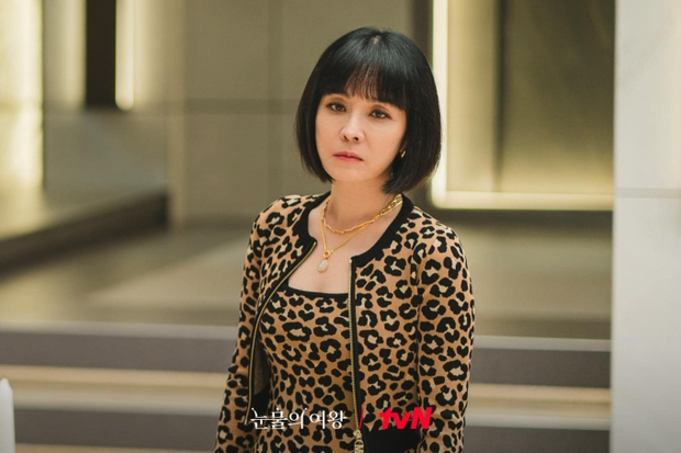 Vì sao bà cô điên trong Queen Of Tears lại được netizen đánh giá là người tỉnh táo nhất nhà tài phiệt? - Ảnh 2. Vì sao bà cô điên trong Queen Of Tears lại được netizen đánh giá là người tỉnh táo nhất nhà tài phiệt? - Ảnh 2.