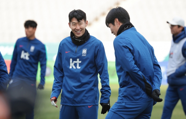 Son Heung-min có phản ứng gấy sốt khi vô tình va phải ánh mắt của Lee Kang-in trên sân tập - Ảnh 3.