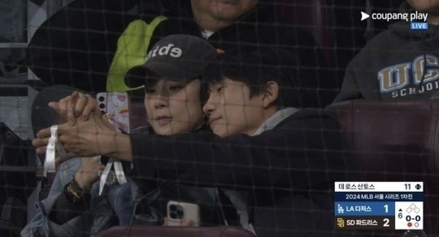 Vợ chồng Ji Sung - Lee Bo Young trốn con đi hẹn hò: Chỉ 1 khoảnh khắc đủ gây bão mạng! - Ảnh 2.