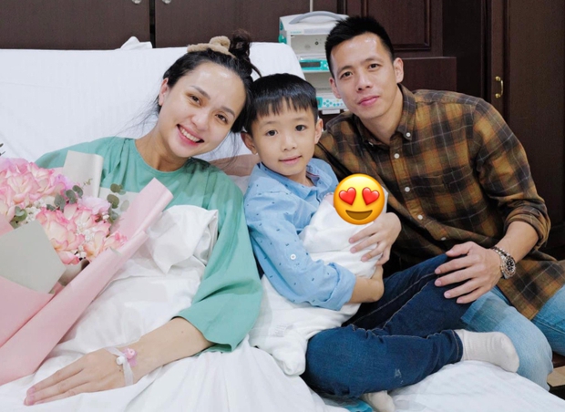 Văn Quyết công khai ảnh công chúa nhỏ mới sinh, hé lộ biệt danh đặc biệt gắn liền với Hà Nội - Ảnh 1.