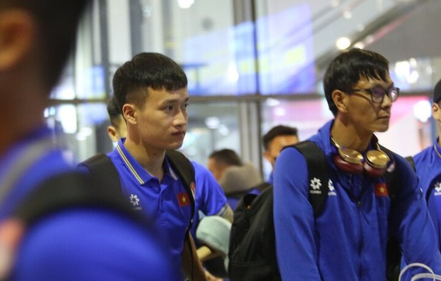Buồn bã ngày về của đội tuyển Việt Nam sau trận thua Indonesia - Ảnh 4.
