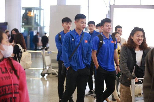 Buồn bã ngày về của đội tuyển Việt Nam sau trận thua Indonesia - Ảnh 2.