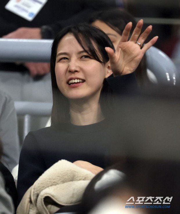 Một mỹ nhân gây sốt trên khán đài môn bóng chày tại Hàn Quốc những ngày qua, lấn lướt cả chị đẹp Son Ye Jin - Ảnh 3.