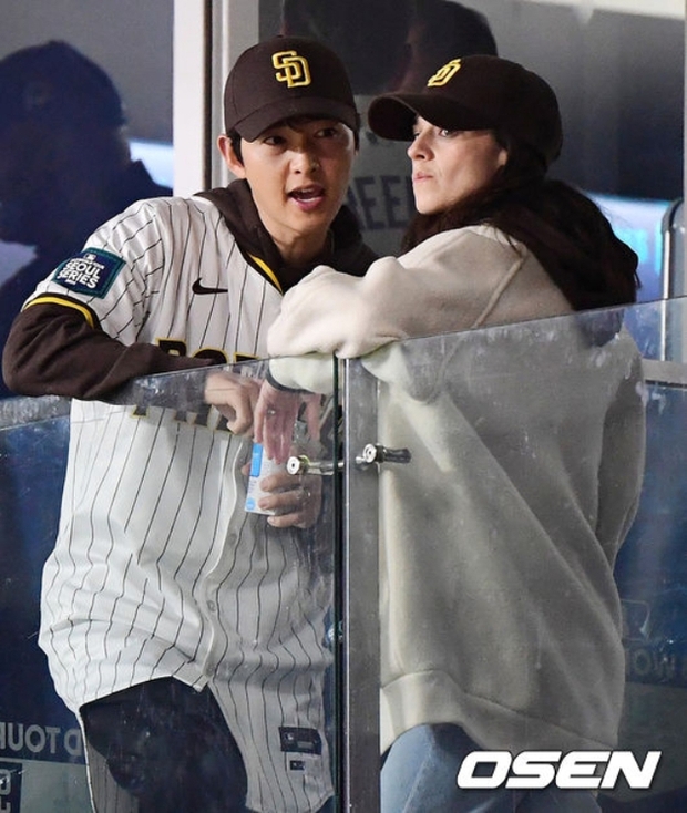 Clip Song Joong Ki ôm mỹ nhân kém 20 tuổi khi đi hẹn hò cùng vợ gây bão MXH - Ảnh 9.