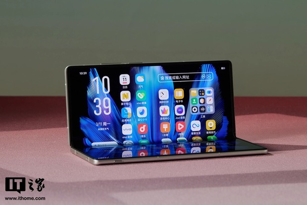 Cận cảnh smartphone màn hình gập mỏng nhẹ nhất thế giới: Nhẹ hơn cả iPhone 15 Pro Max, mỏng chỉ 4.65mm, mà pin vẫn tận 5.500mAh - Ảnh 17.