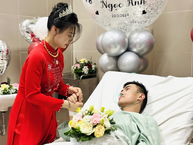 Chú rể ở Lạng Sơn nhập viện nguy kịch, cô dâu mắt đỏ hoe trao nhẫn cưới khiến y bác sĩ rớt nước mắt - Ảnh 3.