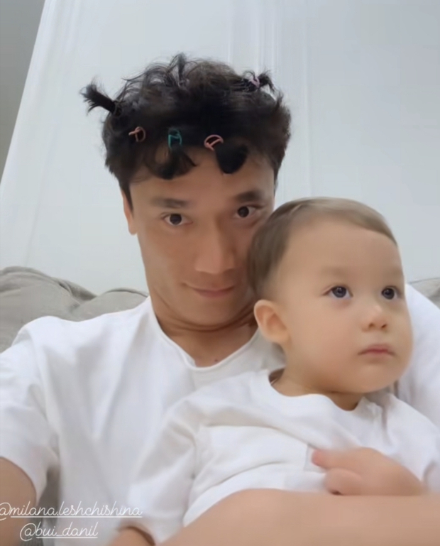 Con trai chạy vào lòng Bùi Tiến Dũng