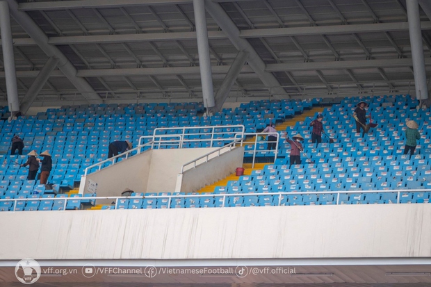 Mặt cỏ sân Mỹ Đình ghi điểm trước trận ĐT Việt Nam quyết đấu ĐT Indonesia - Ảnh 6.