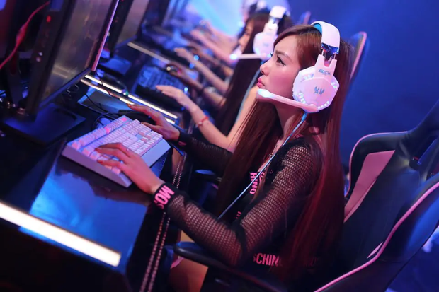 Hành Động Gây Sốc của Nữ Streamer DOTA 2