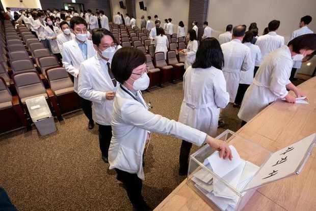 Giáo sư y khoa bắt đầu từ chức, Hàn Quốc thêm khủng hoảng