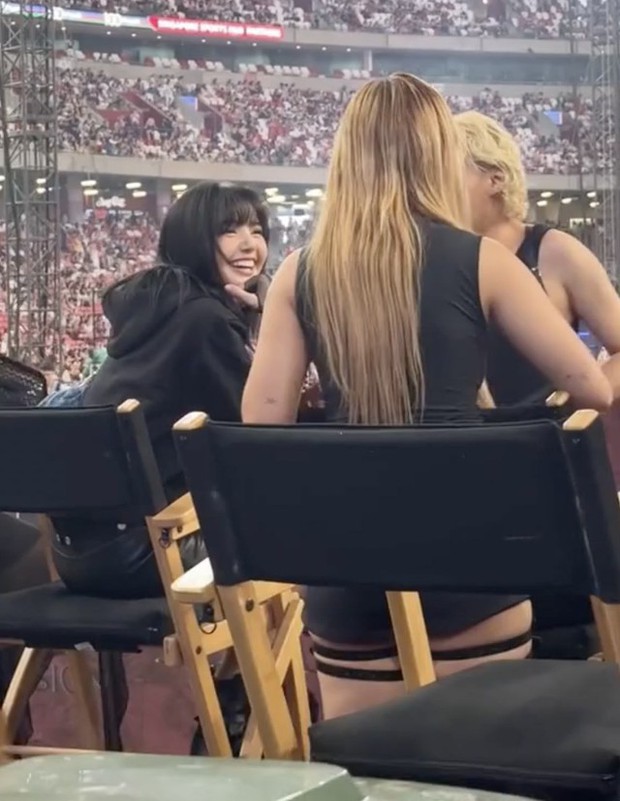 Lisa xuất hiện chóng vánh ở concert Taylor Swift - Ảnh 2