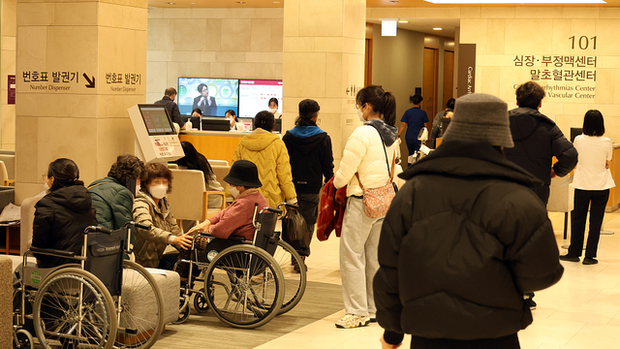 13 ngày khủng hoảng y tế tại Hàn Quốc: Bệnh nhân cấp cứu không ai tiếp nhận, người ở lại kiệt sức đến cùng cực - Ảnh 3.
