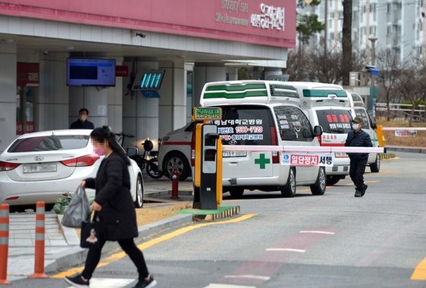 13 ngày khủng hoảng y tế tại Hàn Quốc: Bệnh nhân cấp cứu không ai tiếp nhận, người ở lại kiệt sức đến cùng cực - Ảnh 2.