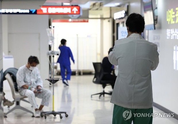 13 ngày khủng hoảng y tế tại Hàn Quốc: Bệnh nhân cấp cứu không ai tiếp nhận, người ở lại kiệt sức đến cùng cực - Ảnh 1.