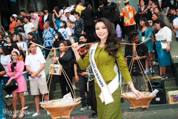 Ngán ngẩm chiêu trò ở Miss Grand Thái: Cưỡi ngựa, múa lân đến thi, người di chuyển bằng xe cấp cứu gây tranh cãi - Ảnh 13.