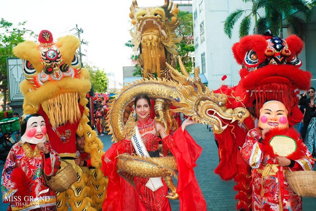 Ngán ngẩm chiêu trò ở Miss Grand Thái: Cưỡi ngựa, múa lân đến thi, người di chuyển bằng xe cấp cứu gây tranh cãi - Ảnh 3.