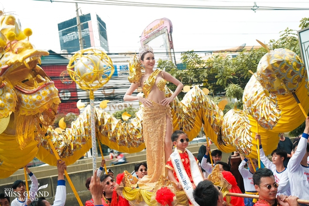 Ngán ngẩm chiêu trò ở Miss Grand Thái: Cưỡi ngựa, múa lân đến thi, người di chuyển bằng xe cấp cứu gây tranh cãi - Ảnh 2.