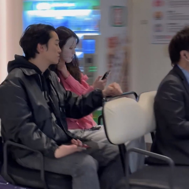 Ảnh Jang Won Young tranh thủ đắp mặt nạ ở sân bay vừa viral khắp MXH, công ty quản lý liền no gạch đá - Ảnh 2.