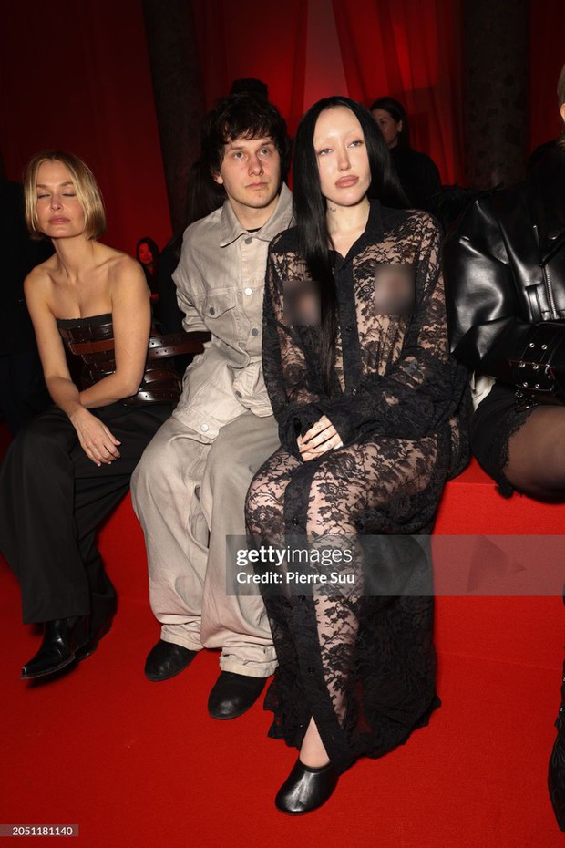 Noah Cyrus lộ diện cùng hôn phu Pinkus tại Paris Fashion Week - Ảnh 2