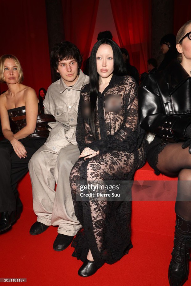 Noah Cyrus lộ diện cùng hôn phu Pinkus tại Paris Fashion Week - Ảnh 1