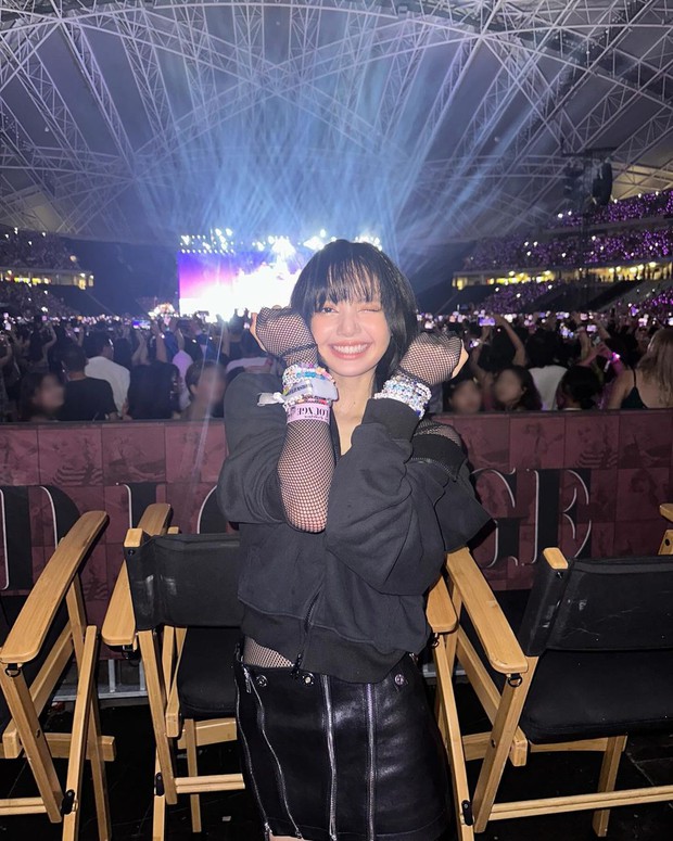 Lisa và đặc quyền tại The Eras Tour: Staff dẫn đến chụp ảnh cùng Taylor Swift, Rosé thì thế nào? - Ảnh 3.