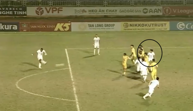 SLNA chất vấn VPF, VFF về bàn thắng gây tranh cãi của Nam Định - Ảnh 1.