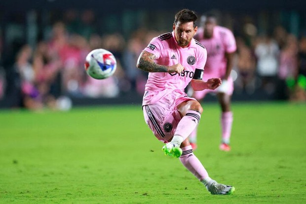 Messi sút hỏng, vô tình làm đau em bé trên khán đài - Ảnh 1.