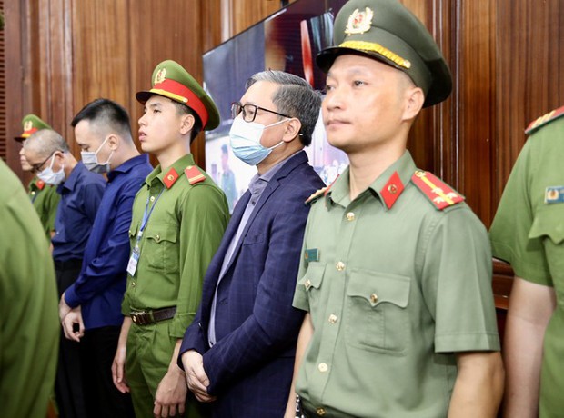 Đại gia Nguyễn Cao Trí được cảnh sát hỗ trợ lên bục khai báo, chủ tọa yêu cầu cung cấp bệnh án - Ảnh 2.