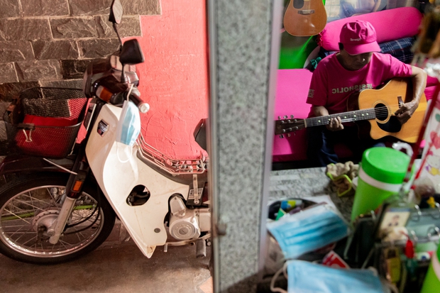 Người đàn ông cô đơn phủ hồng căn nhà và ngõ nhỏ ở Sài Gòn: Màu hồng giảm đi những nỗi buồn trong cuộc đời chú - Ảnh 18.
