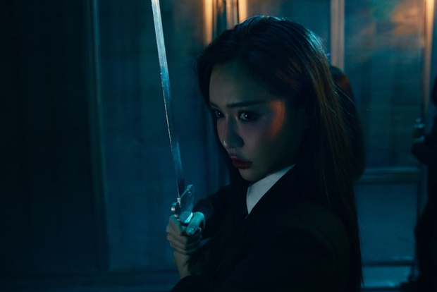 Bích Phương cầm kiếm trong teaser MV