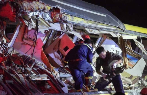 Hiện trường thảm khốc vụ tai nạn 10 người thương vong: Xuyên đêm cưa khung xe khách, giải cứu các nạn nhân mắc kẹt - Ảnh 6.