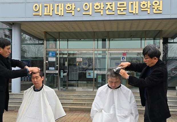 Khủng hoảng y tế tại Hàn Quốc chưa thể chấm dứt: Hàng loạt giáo sư y khoa cạo đầu, phản đối kế hoạch tuyển sinh - Ảnh 1.