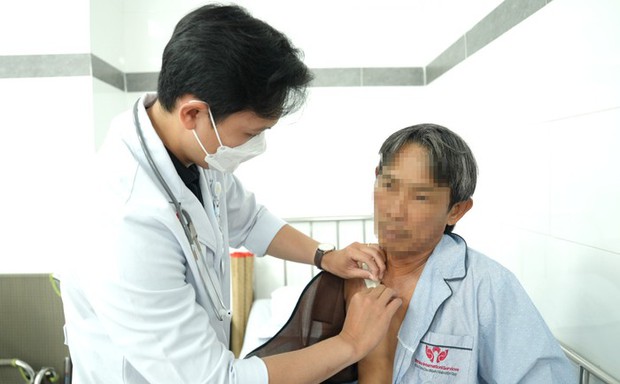 Chó bất ngờ băng sang đường khiến người đàn ông bị gãy xương đòn - Ảnh 1. Chó bất ngờ băng sang đường khiến người đàn ông bị gãy xương đòn - Ảnh 1.