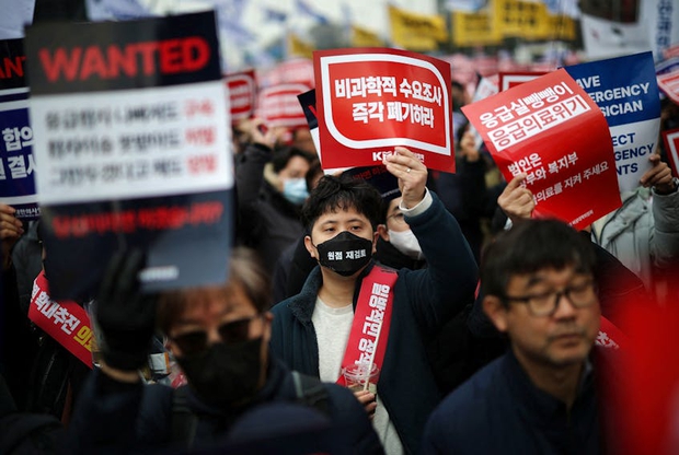 Khủng hoảng y tế tại Hàn Quốc chưa thể chấm dứt: Hàng loạt giáo sư y khoa cạo đầu, phản đối kế hoạch tuyển sinh - Ảnh 2.