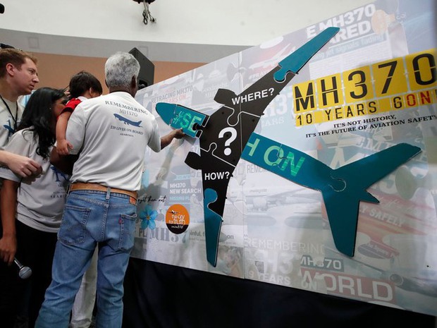 Tròn 10 năm MH370 mất tích: Người thân khóc nghẹn tại lễ tưởng niệm, cơn ác mộng kéo dài một thập kỷ chưa khép lại - Ảnh 2.