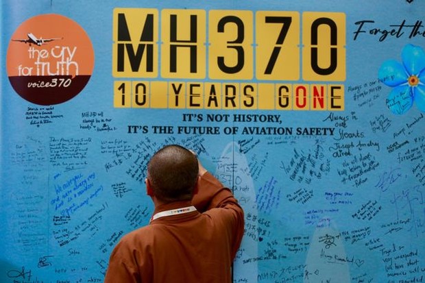 Tròn 10 năm MH370 mất tích: Người thân khóc nghẹn tại lễ tưởng niệm, cơn ác mộng kéo dài một thập kỷ chưa khép lại - Ảnh 1.
