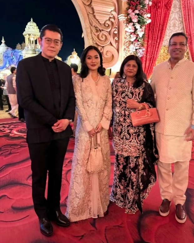 Hoàng hậu vạn người mê của Bhutan dự tiệc nhà tỷ phú giàu nhất châu Á: Xinh đẹp ngút ngàn, hiếm hoi thể hiện cử chỉ thân mật với chồng - Ảnh 1.