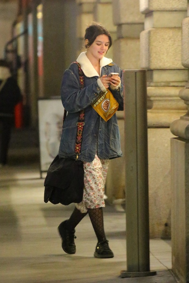 suri-cruise-seen-busy-phone-777174610-17098021685331929960828-1709805115096301903782.jpg