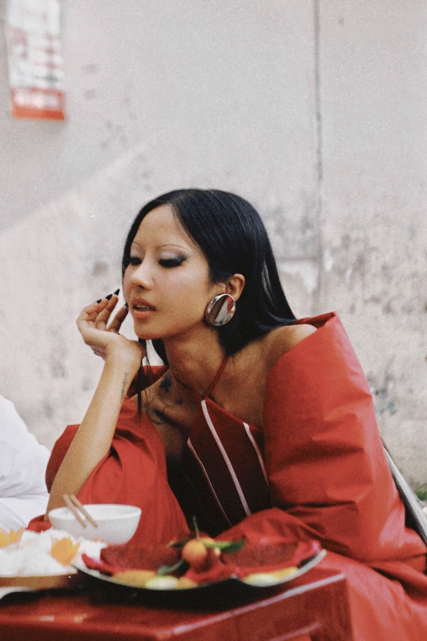 Sơn Tùng - Bích Phương gây tranh cãi kịch liệt, 1 nhân vật bất ngờ được lợi trong cuộc chiến MV 0h! - Ảnh 10.