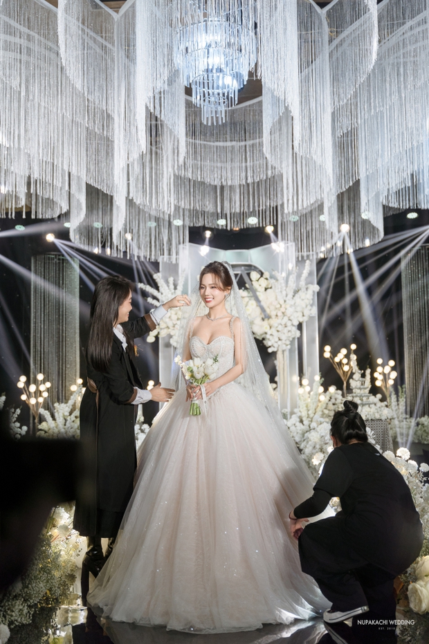 Lễ cưới của diễn viên Vbiz và chồng doanh nhân: Cô dâu diện váy 200 triệu khoe nhan sắc mỹ miều, dàn sao đổ bộ chúc mừng - Ảnh 4.
