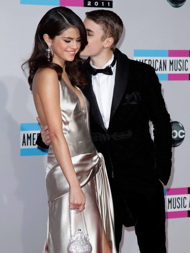 Selena Gomez is still obsessed with Justin Bieber when she did this action under both of their old videos? - Photo 3.