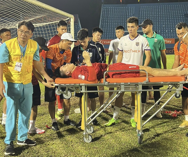 Thủ môn SLNA gục ngã, được đưa đi cấp cứu - Ảnh 3. Thủ môn SLNA gục ngã, được đưa đi cấp cứu - Ảnh 3.