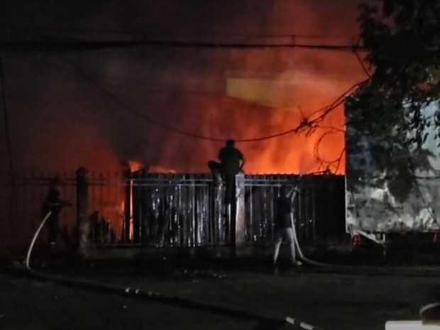 Khói lửa bốc lên ngùn ngụt trong trụ sở công an huyện ở Bình Thuận - Ảnh 3.