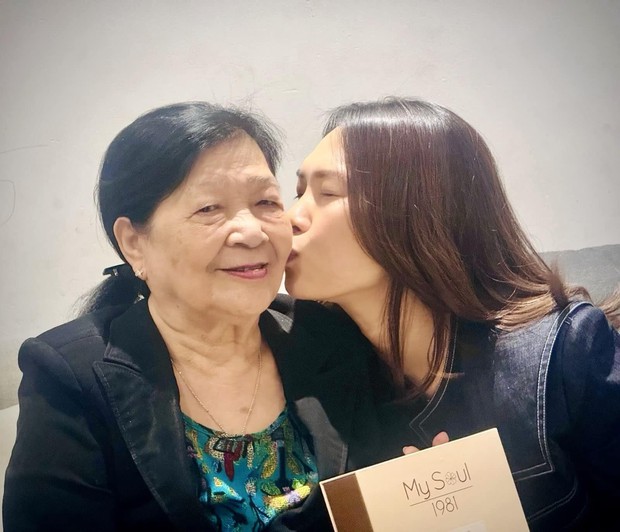 Mỹ Tâm hôn mẹ - Ảnh 1